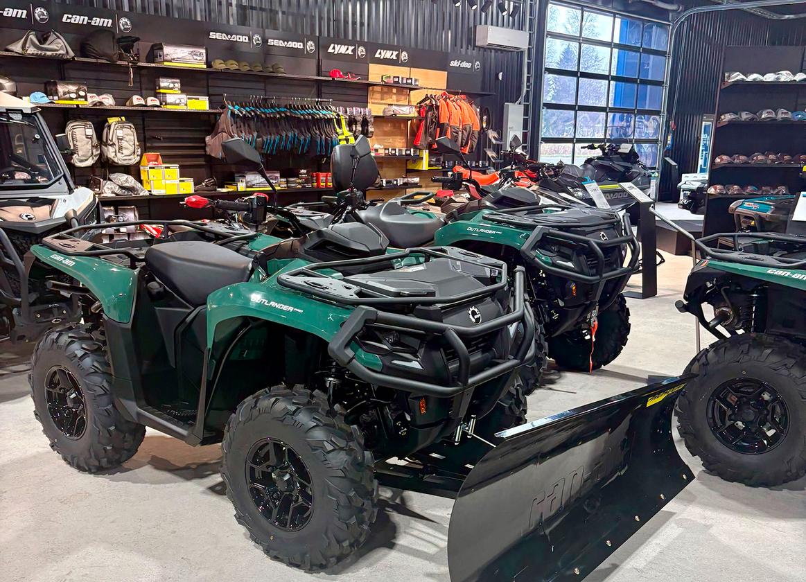 Can-Am Outlander -mönkijä lumivarustuksella Vääksyn Konepisteen myymälässä
