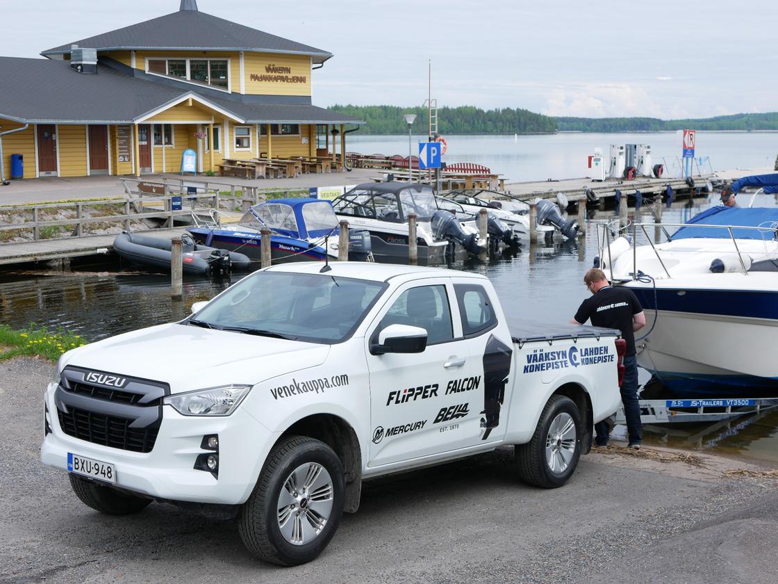 Veneen nosto V&auml;&auml;ksyss&auml; P&auml;ij&auml;nteen rannalla