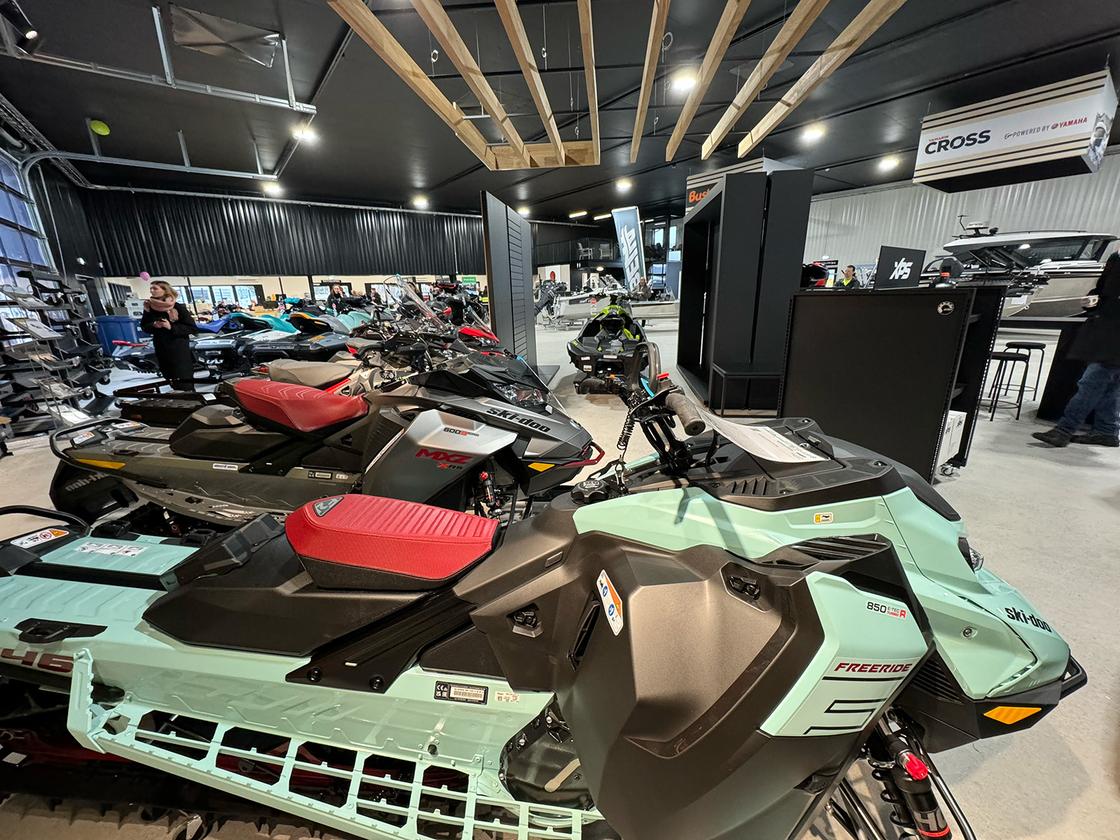 Lynx ja Ski-Doo moottorikelkkoja Vääksyn Konepisteen myymälässä