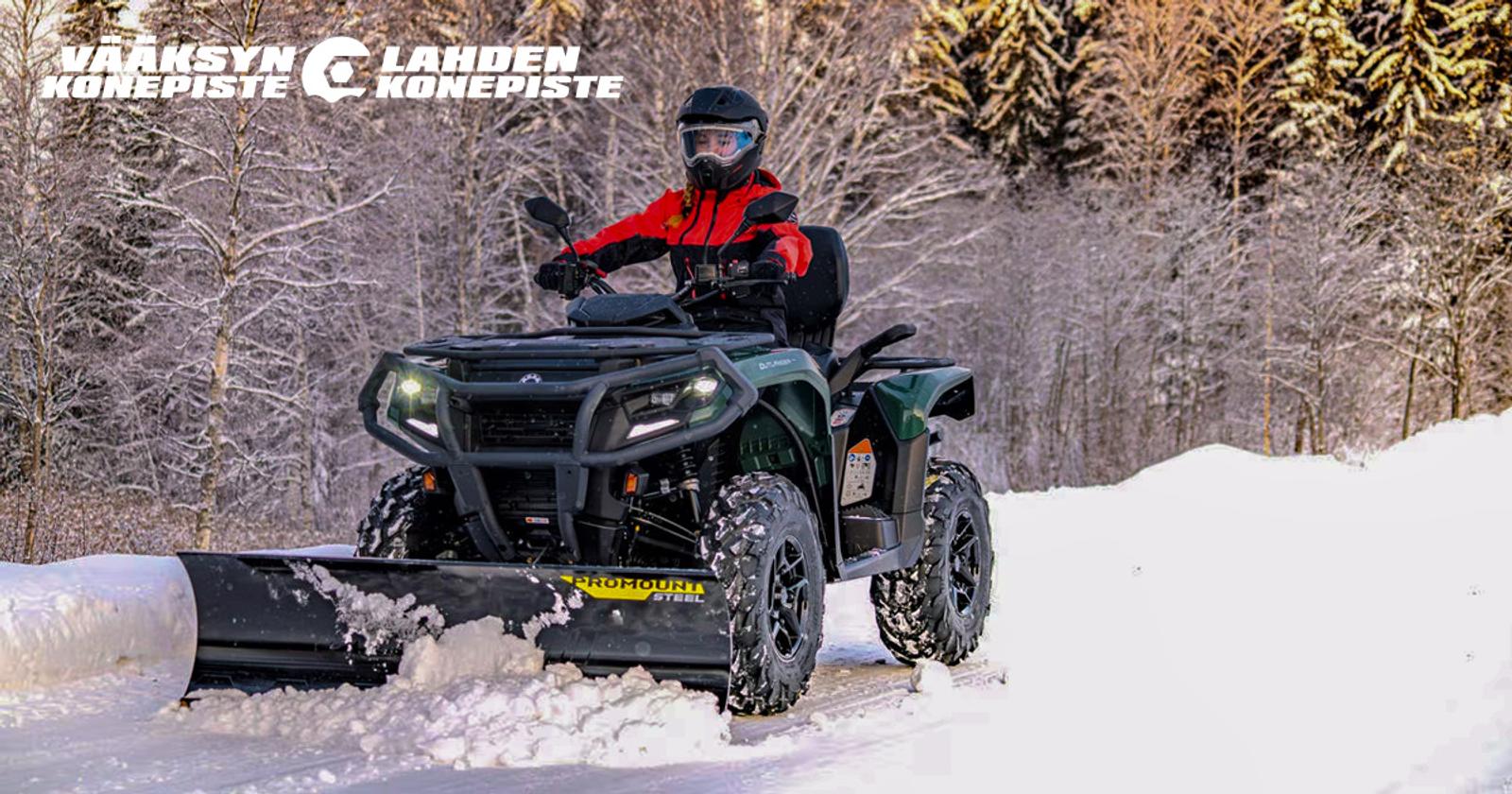 Can-Am Outlander mönkijä puskulevyllä lunta työntämässä metsässä