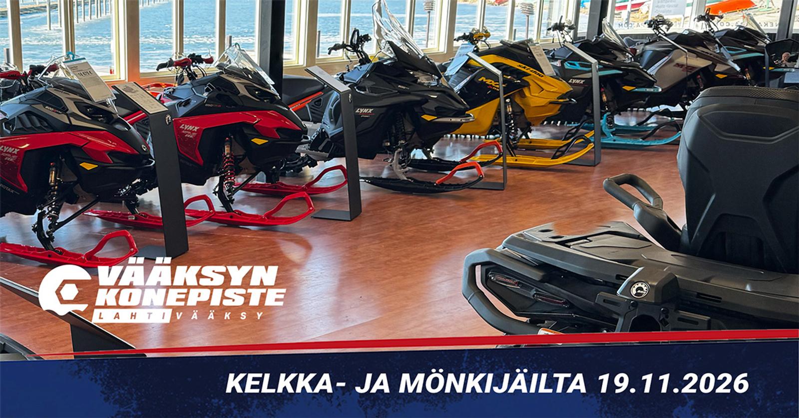 Moottorikelkkoja rivissä ikkunan edessä Lahden toimipisteessä. Oikeassa alakulmassa mönkijän takaosaa. Vääksyn Konepisteen logo. Sinisessä palkissa alareunassa lukee: Kelkka- ja mönkijäilta 19.11.2026.