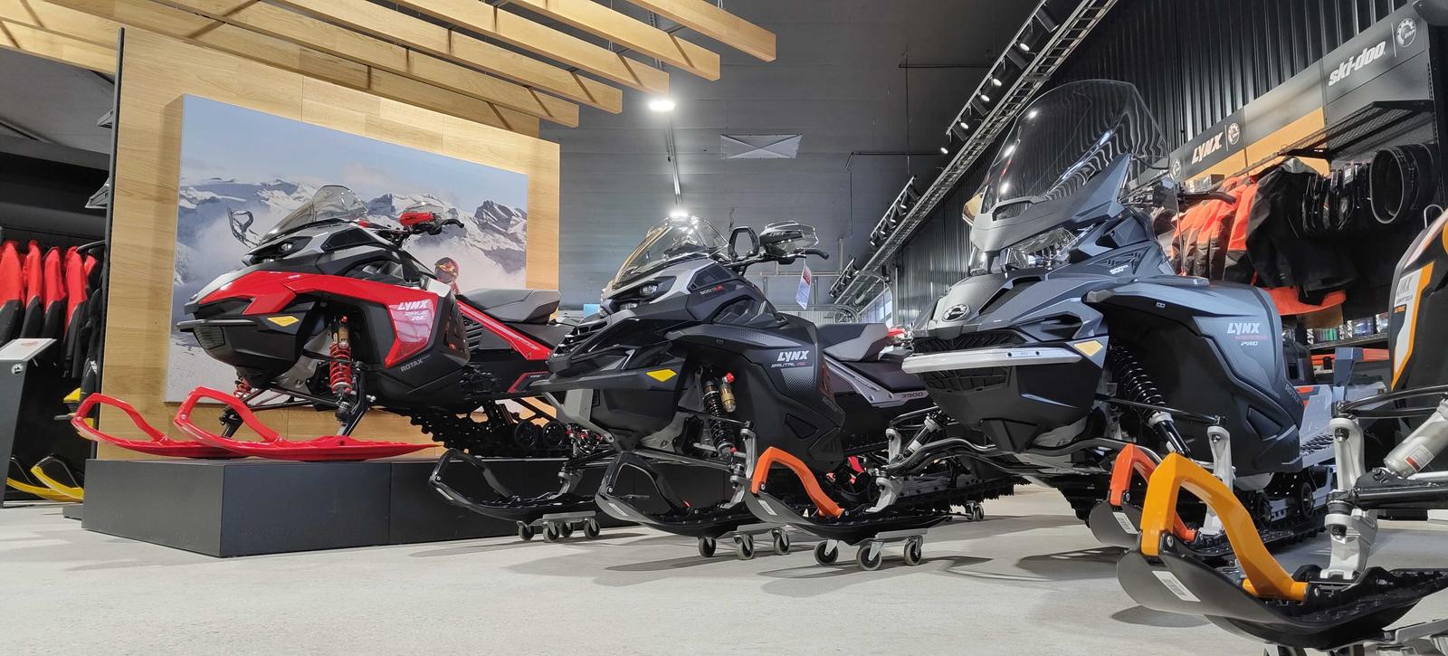 Lynx ja Ski-Doo moottorikelkkoja Vääksyn Konepisteen myymälässä