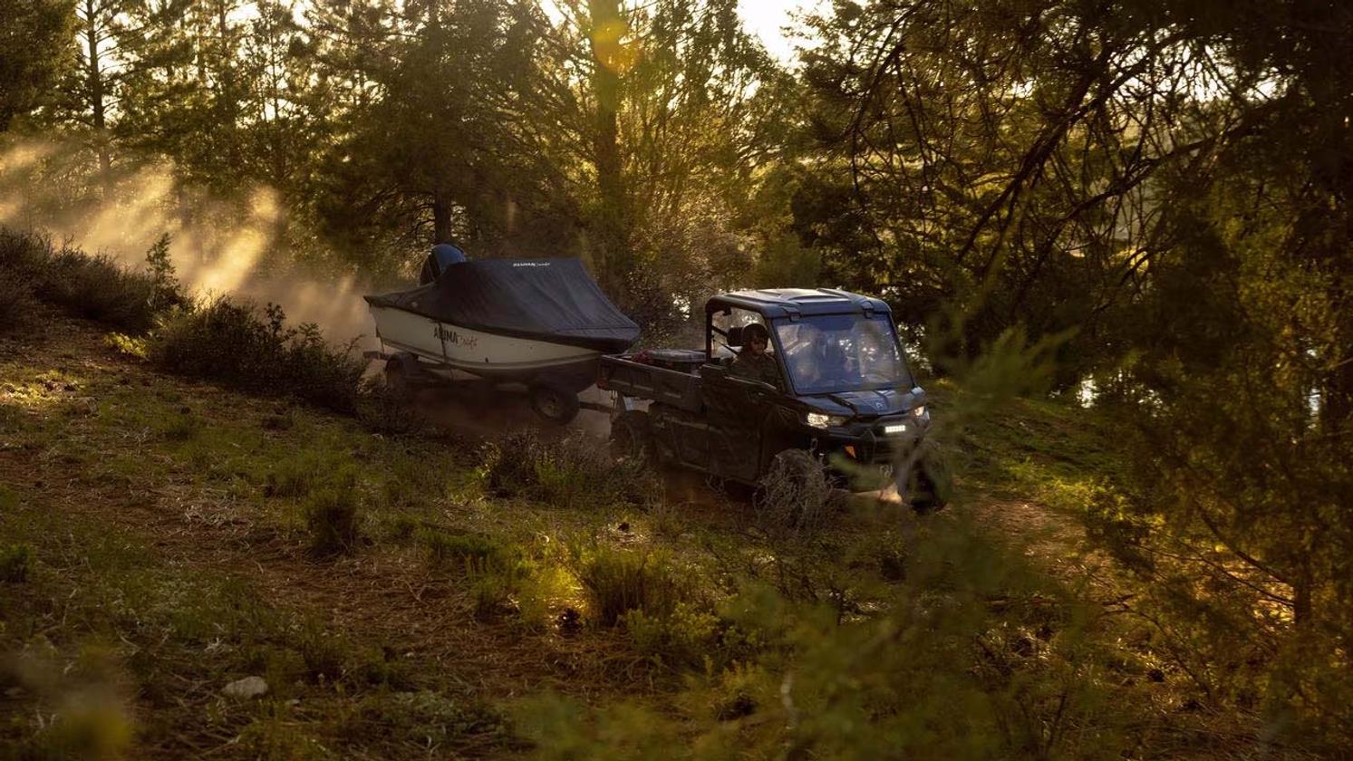 Can-Am Traxter hyttimönkijä ja peräkärry venetraileri