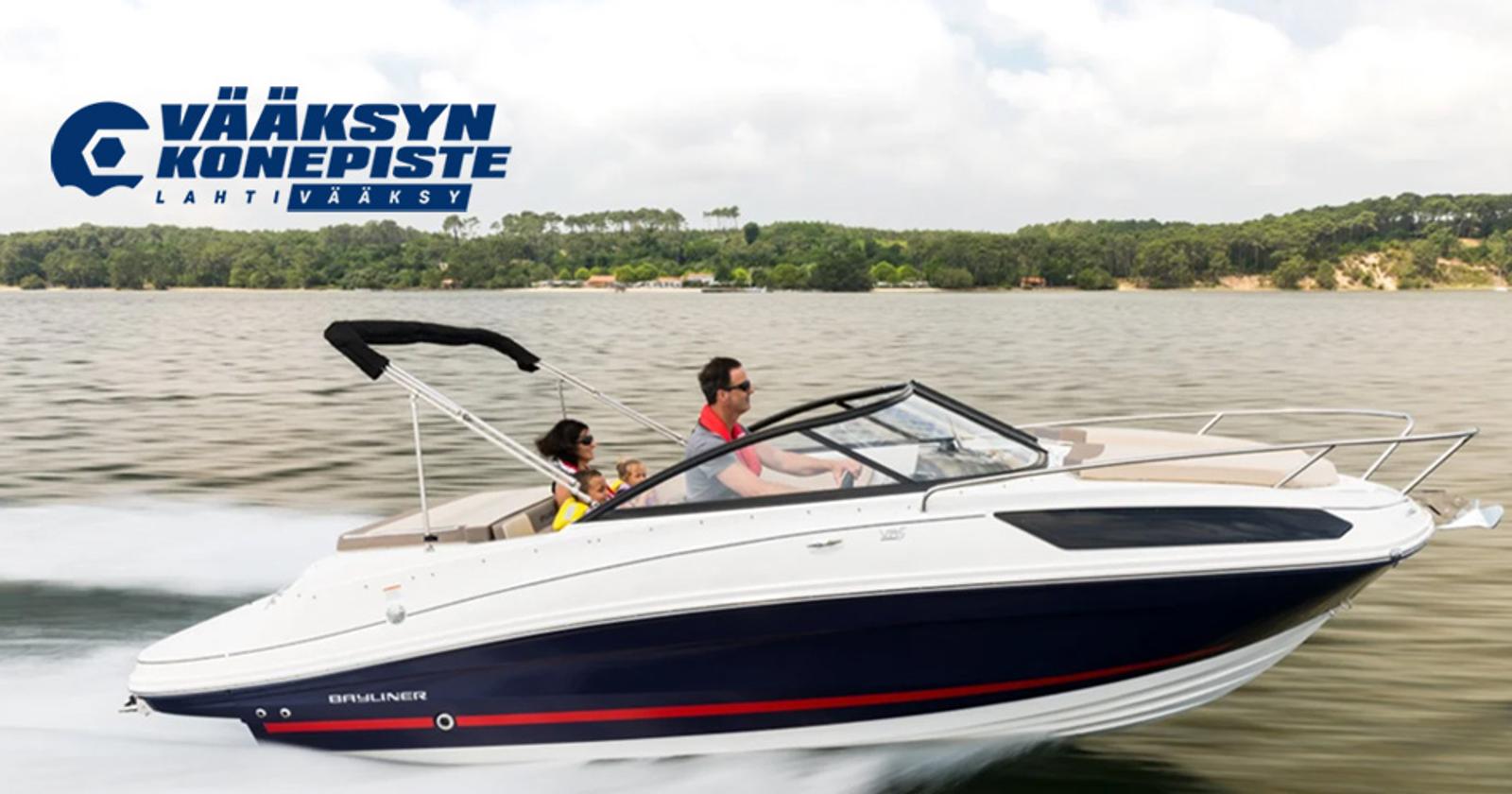 Kaksi henkil&ouml;&auml; Baulinerin kyydiss&auml; ajamassa kohti kuvan oikeaa laitaa