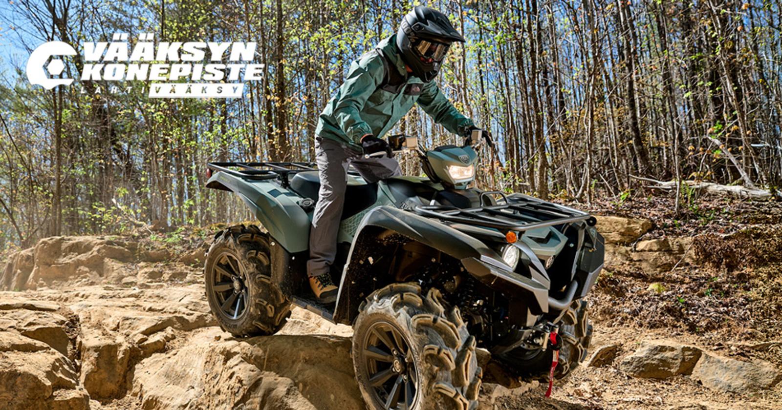 Mies ajaa Yamaha-m&ouml;kij&auml;ll&auml; hiekkaisessa mets&auml;maastossa