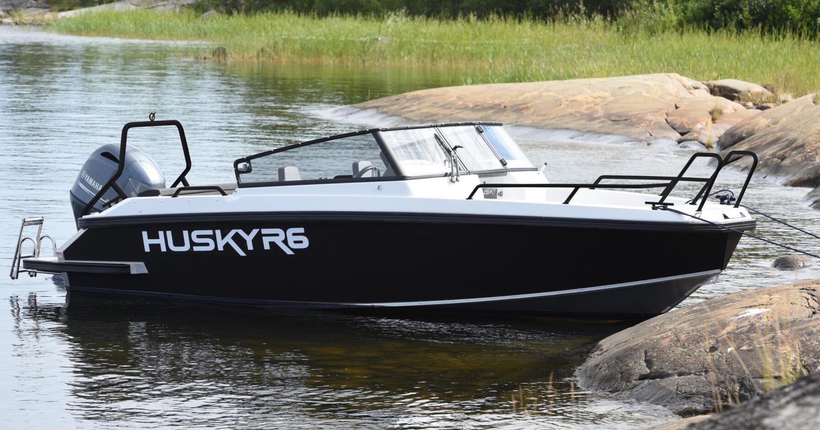 Finnmaster Husky R6 -alumiinivene rantautuneena kallioiselle rannalle