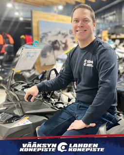 Jouni Korhonen, V&auml;&auml;ksyn Konepisteen myyntijohtaja