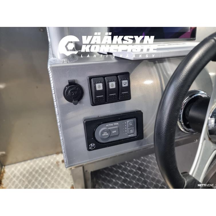 UMS 805DC TUNA + Mercury F200