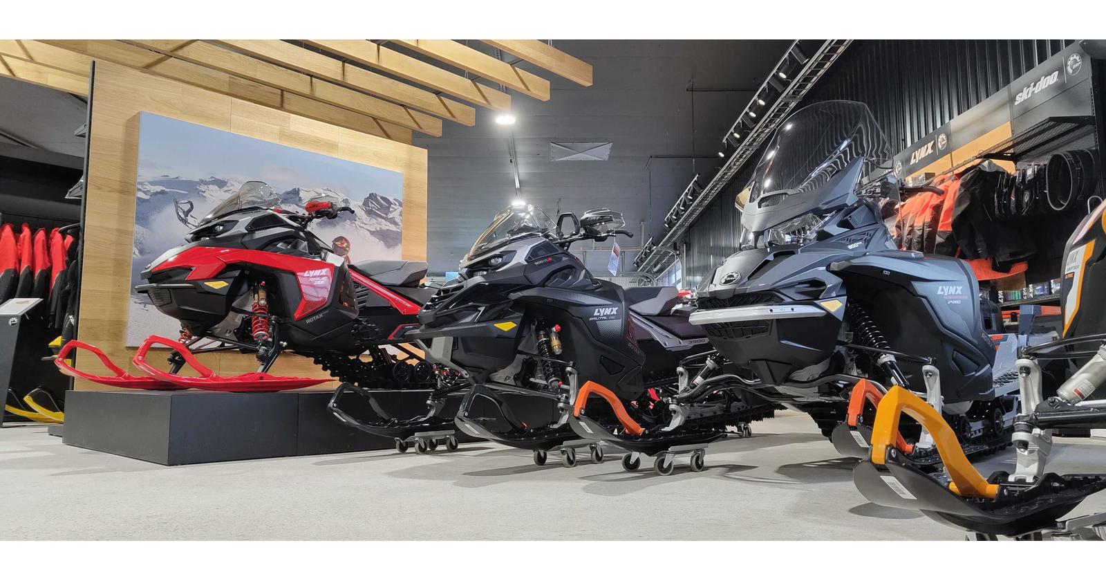 Lynx ja Ski-Doo moottorikelkkoja Vääksyn Konepisteen myymälässä