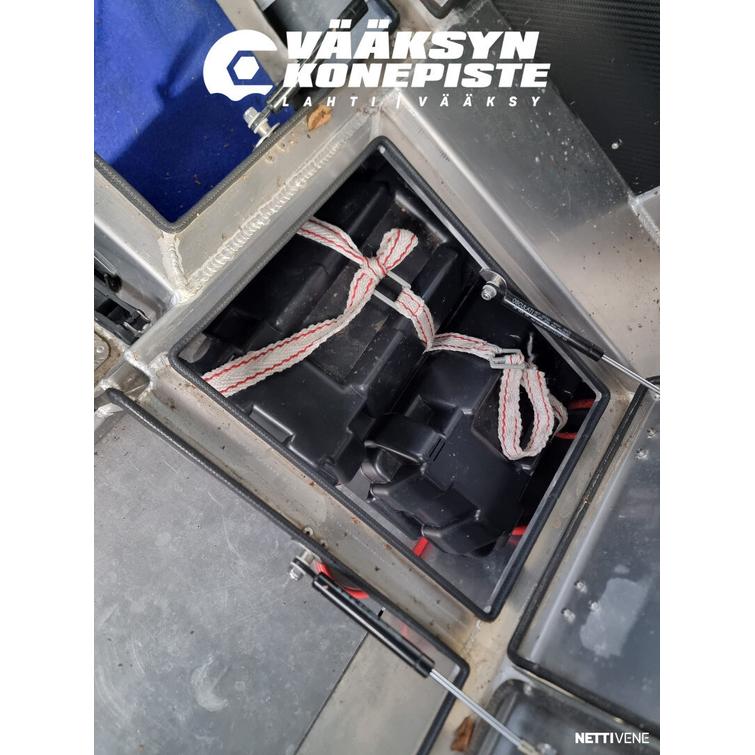 UMS 805DC TUNA + Mercury F200