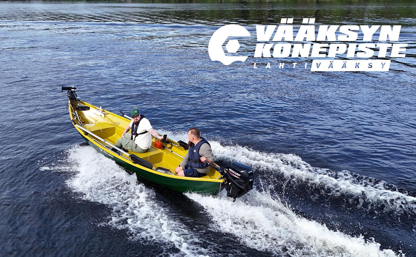 Päijän 520 LX Päijänteellä, kaksi miestä ajamassa nopeaa soutuvenettä