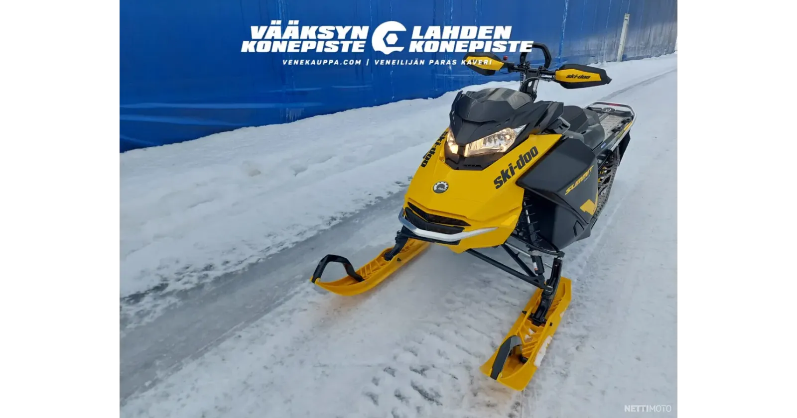 Ski-Doo Summit NEO+ moottorikelkka Vääksyn Konepisteen pihassa