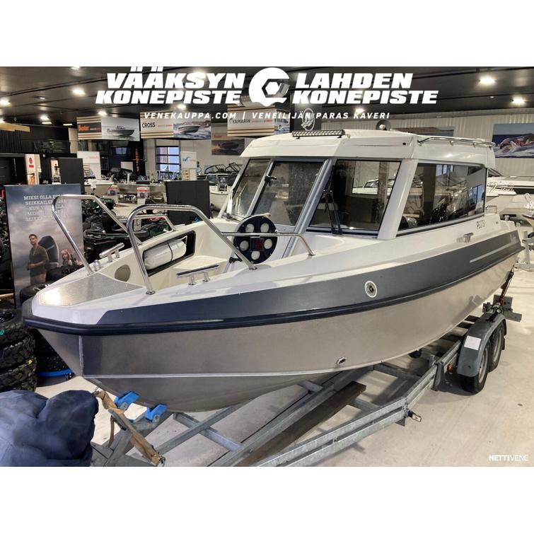Buster Cabin  + Yamaha F200