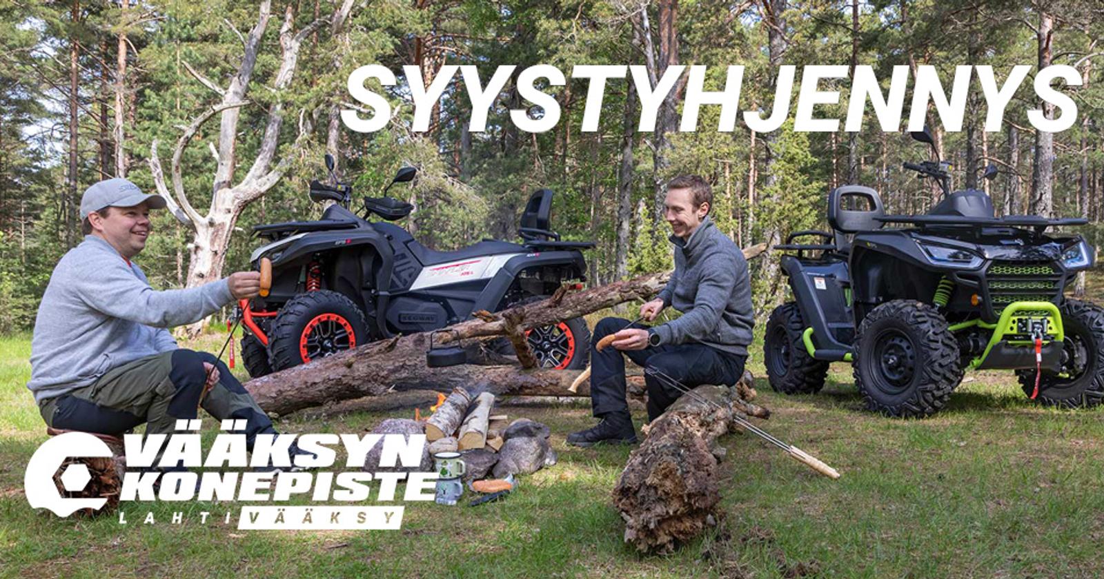 Kaksi miest&auml; nuotiolla nurmikent&auml;ll&auml;. Taustalla kaksi Segway-m&ouml;nkij&auml;&auml;.