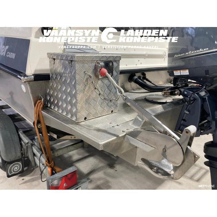 Buster Cabin  + Yamaha F200