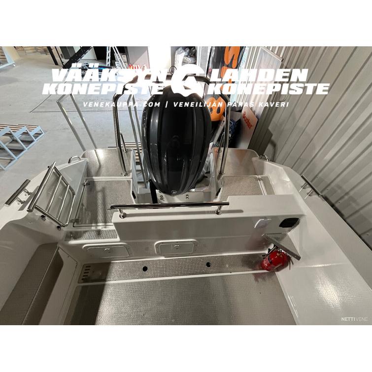 Buster Magnum Cabin + Yamaha F300 XSB