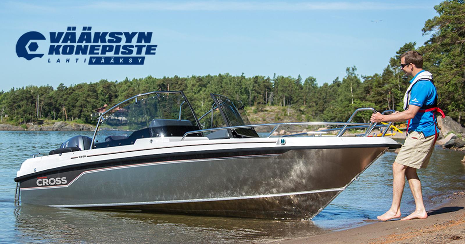 Yamarin Cross hiekkarannalla - Vääksyn Konepiste